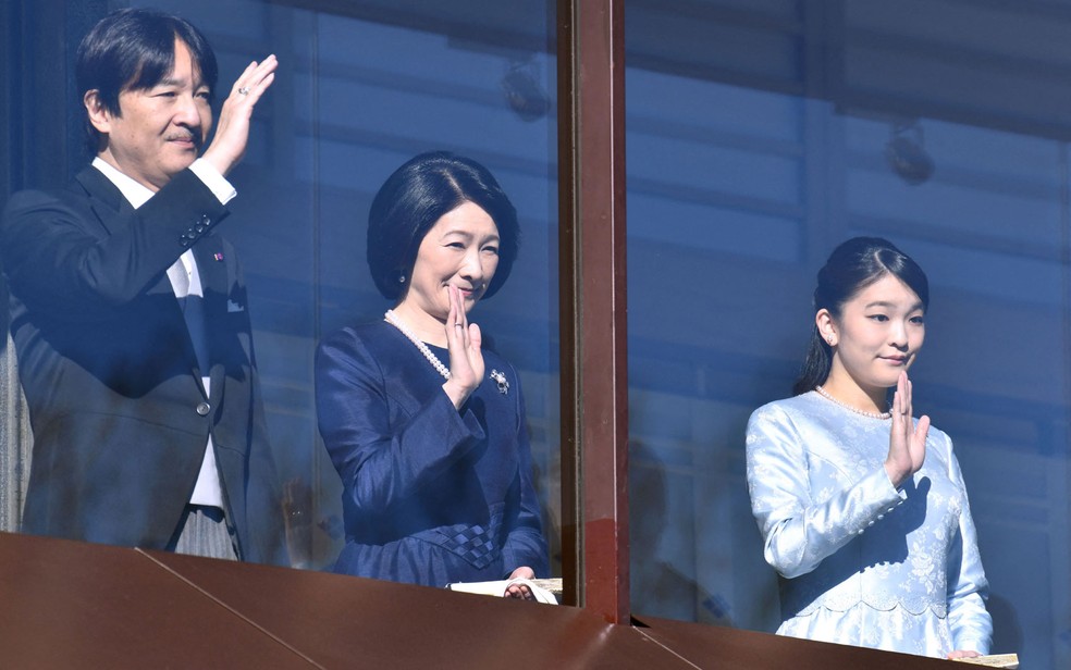  O príncipe Akishino e a princesa Kiko, acenam ao lado de sua filha, a princesa Mako, em foto de 2 de janeiro de 2018 — Foto: Kazuhiro Nogi/AFP