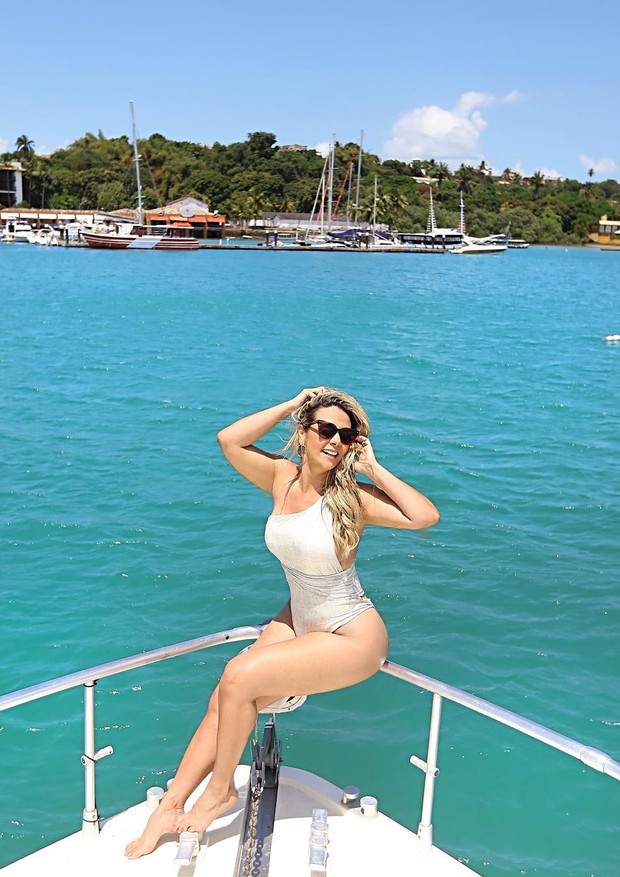 Carla Perez faz pose de plena no barco com maiô prateado (Foto: Reprodução/Instagram)