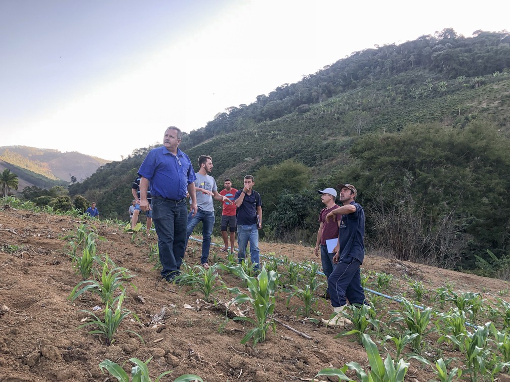 Produtores da OCS da Coopram em visita a propriedade rural de agricultor que quer fazer parte do grupo e conseguir um certificado de produção orgânica — Foto: Juliana Borges/G1