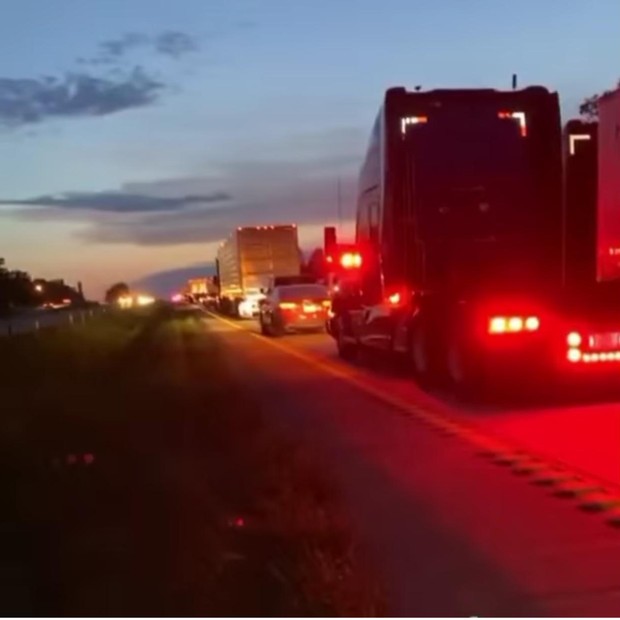 Engarrafamento faz caminhão virar tela de cinema (Foto: reprodução Instagram)