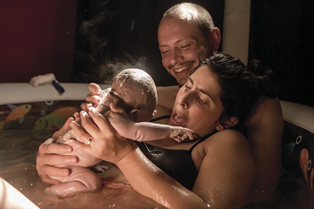 2016 05 31: Nascimento do Leo, parto da Flora. Pai Daniel e irmão Caio. Doula Maíra Duarte. Parteiras Letícia Ventura e Isabele Ruivo. (Foto: Leila Beltrão)