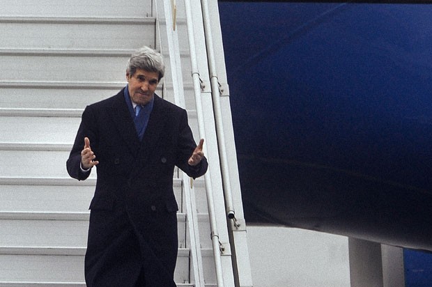 O secretário de Estado americano, John Kerry, acena ao chegar a Kiev nesta terça-feira (4) (Foto: Dimitar Dilkoff/AFP)