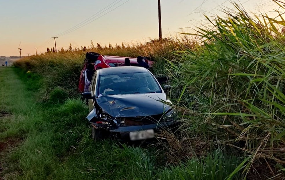 Carro tomba após colisão traseira em rodovia de Tarumã — Foto: The Brothers/Divulgação