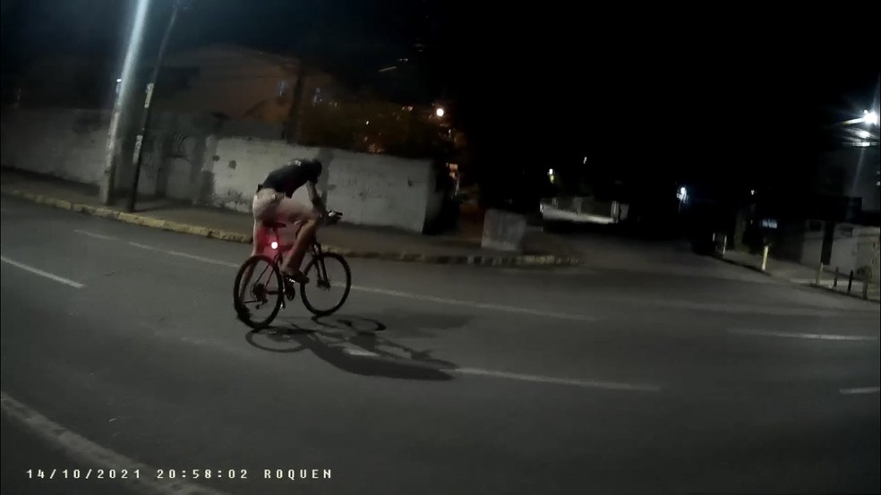 Momento em que assaltante vai embora com a bicicleta roubada na noite da quinta-feira (14) — Foto: Roque Santana/Acervo pessoal
