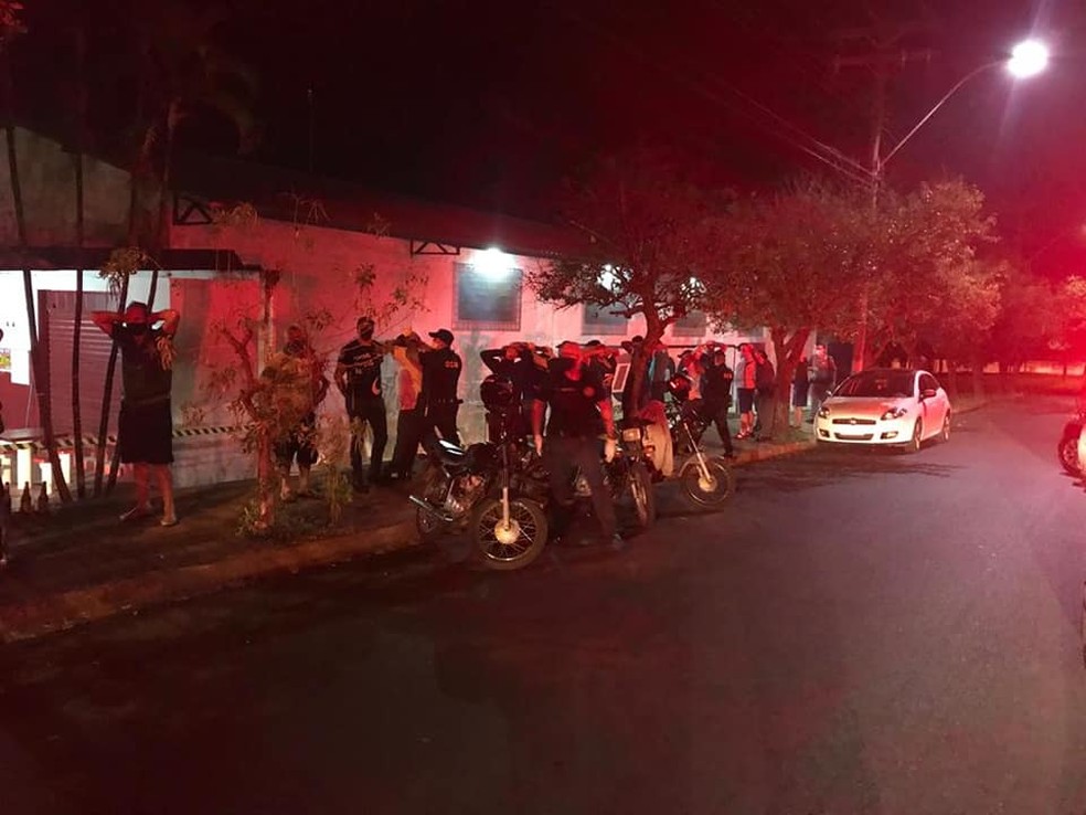 Opera&ccedil;&atilde;o conjunta notifica estabelecimentos, fecha bares e autua pessoas sem m&aacute;scara em Mat&atilde;o. &mdash; Foto: Prefeitura Municipal de Mat&atilde;o/Divulga&ccedil;&atilde;o