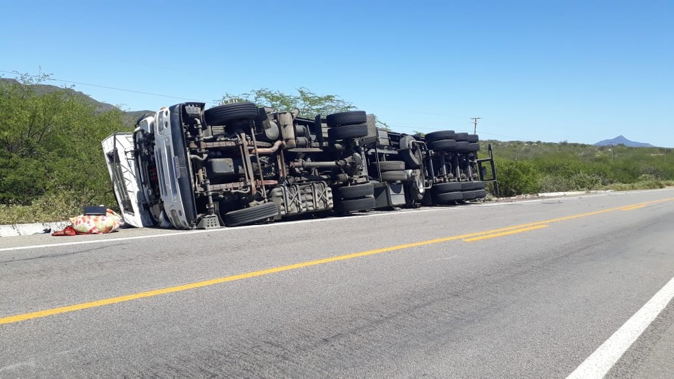 Motorista perdeu controle de caminhão após enxame de abelhas invadir cabine, segundo a PRF. Caso acontece na BR-304, no RN — Foto: PRF/Divulgação