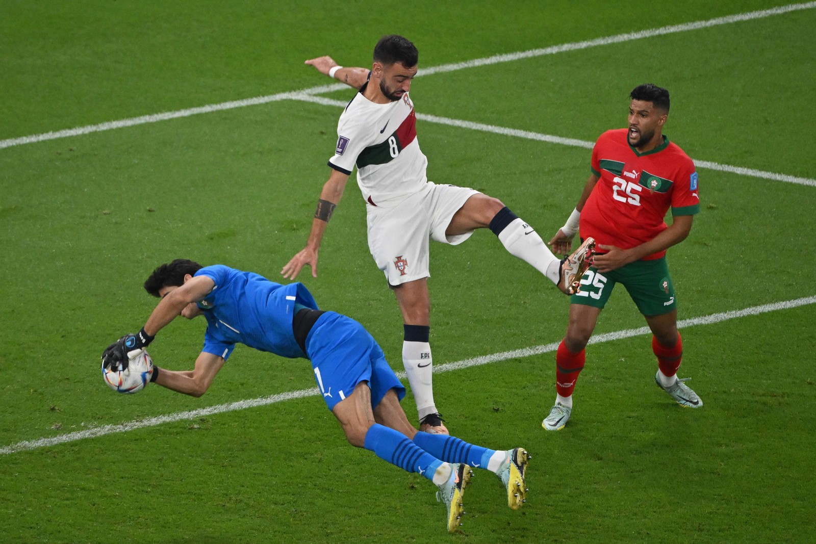 Bono, goleiro marroquino, levou apenas um gol na copa – contra, de Aguerd — Foto: NELSON ALMEIDA/AFP