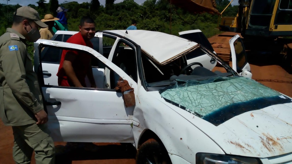 Carros foram retirados da água — Foto: Corpo de Bombeiros - MT