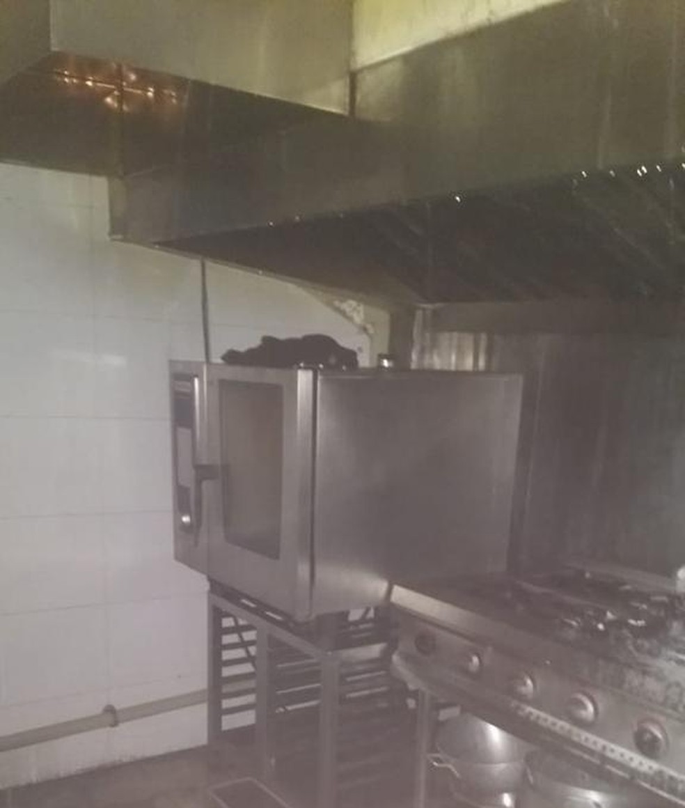 Cozinha do Rick's Burger foi atingida pelo fogo — Foto: Divulgação