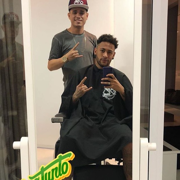 Neymar corta o cabelo antes de gala do amfAR (Foto: Reprodução/Instagram)