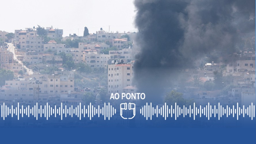 Fumaça preta é vista em local de ataque israelense na cidade palestina de Jenin, na Cisjordânia