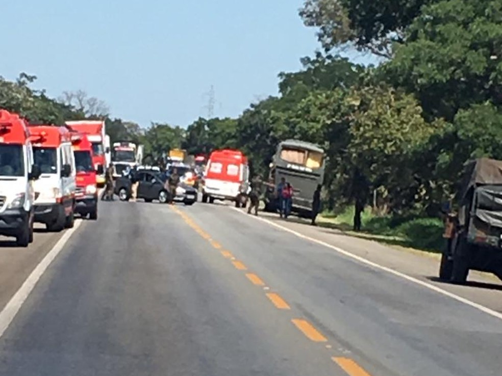 Ambulâncias do Corpo de Bombeiros resgatam feridos em acidente com dois ônibus e caminhão-tanque em Goiás — Foto: Polícia Rodoviária Federal/Divulgação