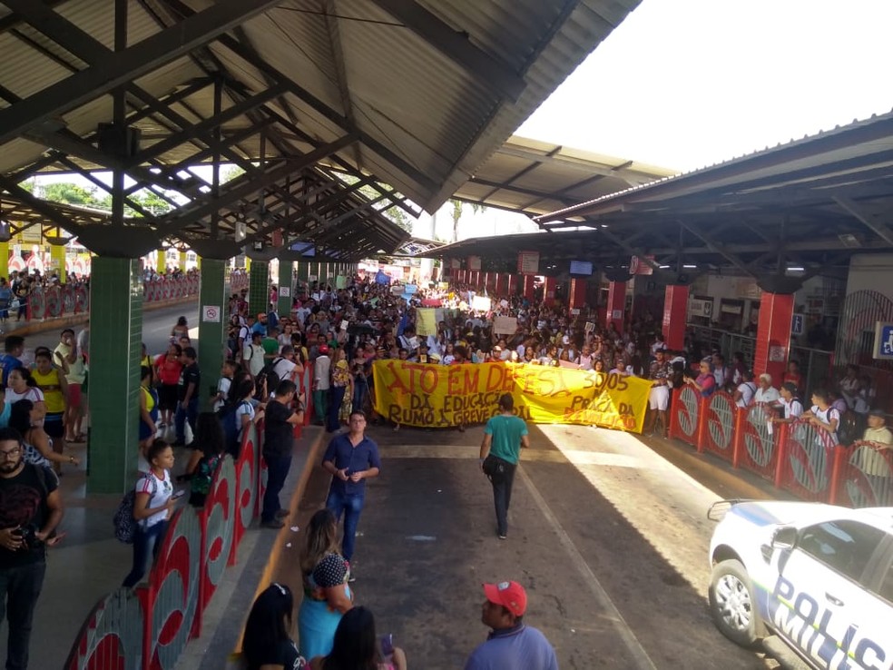 Terminal ficou fechado por alguns minutos durante protesto em Rio Branco  — Foto: Alcinete Gadelha/G1