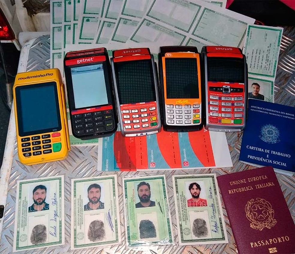 Documentos falsos e equipamento para confeccionar cartões foram achados com trio em Stella Maris, em Salvador (Foto: Divulgação/SSP-BA)