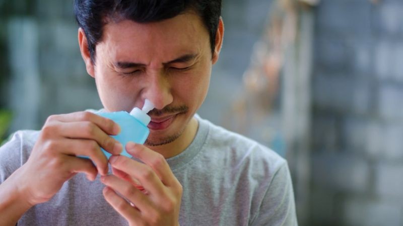 Lavar o nariz com soro fisiológico diariamente é uma das principais atitudes para proteger a mucosa interna do nariz (Foto: Getty Images via BBC News)