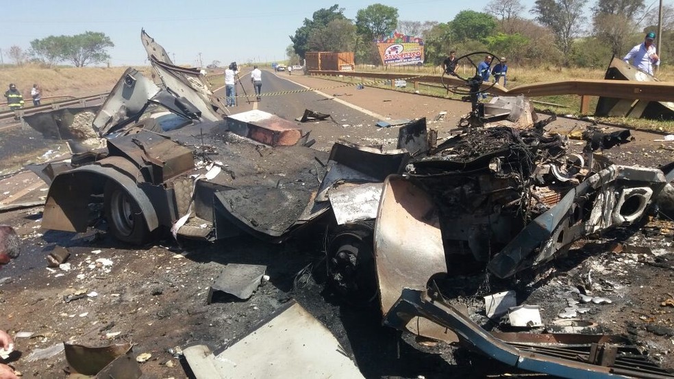 Carro-forte ficou destruído após explosão na Rodovia Carlos Tonani em Barrinha, SP (Foto: Polícia Militar/Divulgação)