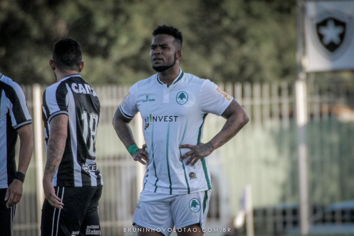Após 18 meses, Carlos Alberto volta a jogar, arranca bandeirinha e atua por 34 min pelo Boavista