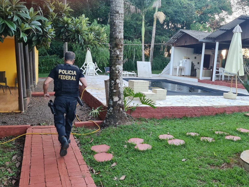 Policiais cumprem mandado em propriedade de Santo Antônio do Sudoeste — Foto: PF