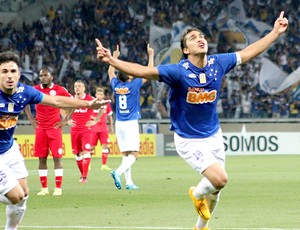 Bob Faria vê Cruzeiro com a mão na taça ao superar Inter sem Goulart