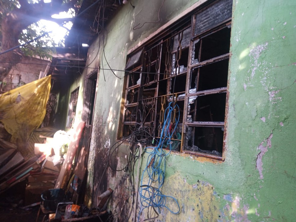 Morador idoso foi retirado por um agente da defesa civil, que é vizinho do local — Foto: Divulgação/Defesa Civil 