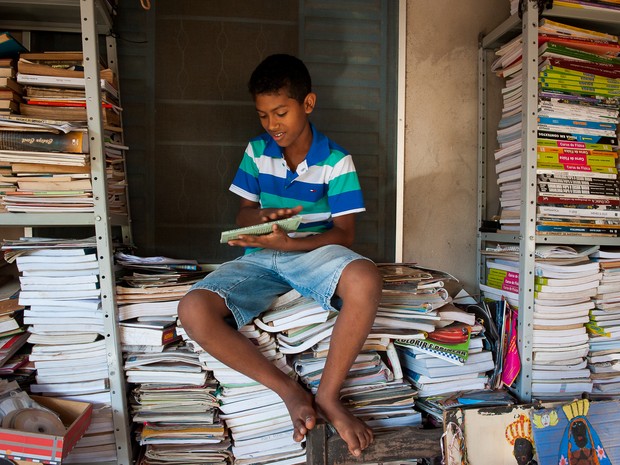 Jefferson Gabriel da Silva Melo, de 12 anos, sonha em construir uma biblioteca para a comunidade onde mora (Foto: Maria Anffe/GcomMT)