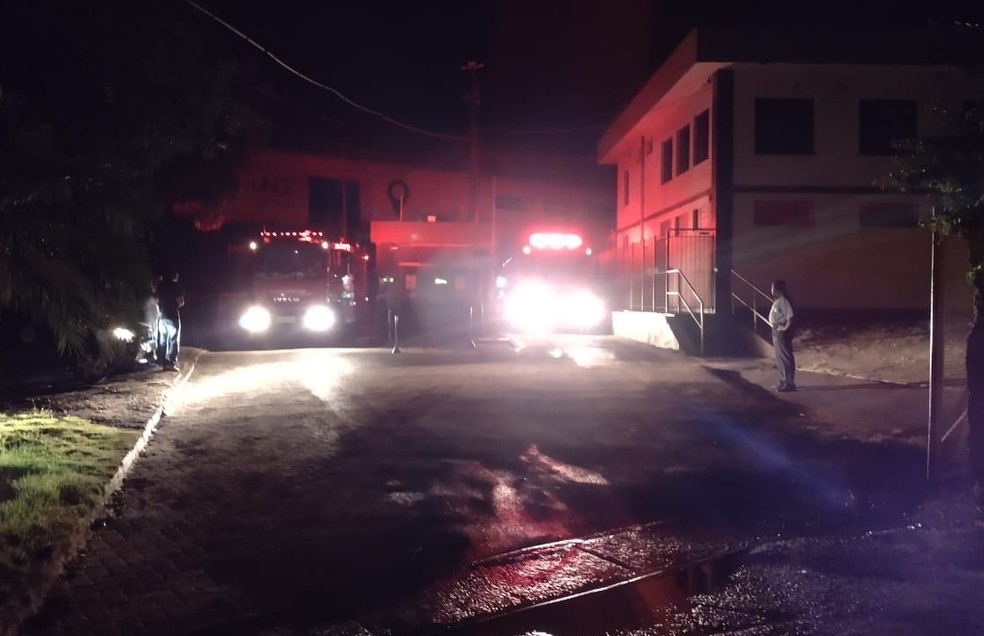 Bombeiros controlaram as chamas no final da noite de sábado (13), em cerâmica de Limeira — Foto: João Alvarenga/ EPTV