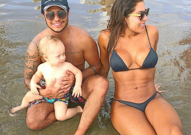 Thammy Miranda, Andressa Ferreira e afilhado na praia (Foto: Reprodução/Instagram)