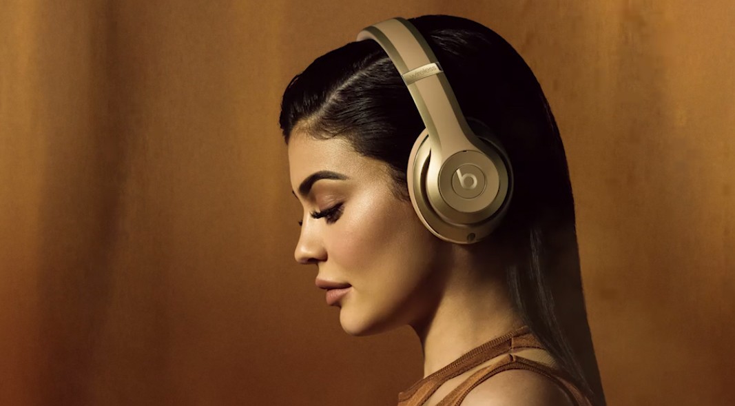 Balmain x Beats by Dr. Dre: Kylie Jenner apresenta os fones de ouvido