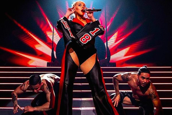 A cantora Christina Aguilera em show de sua turnê (Foto: Reprodução Instagram)