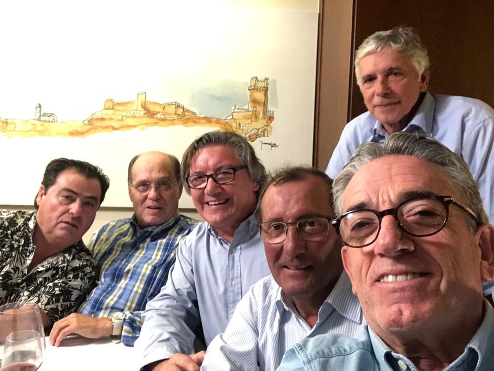 A galera, ou a malta da Amadora: amigos de infância de Jorge Jesus — Foto: Gustavo Rotstein