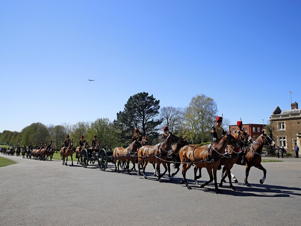 A Royal Horse Artillery, unidade cerimonial do Exército Britânico, é fotografada enquanto faz volta pelo Castelo de Windsor (Foto: Getty Images)