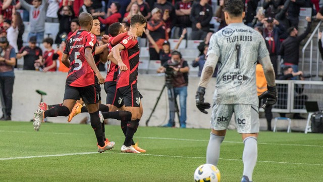 Jogadores do Athletico comemoram gol contra o São Paulo