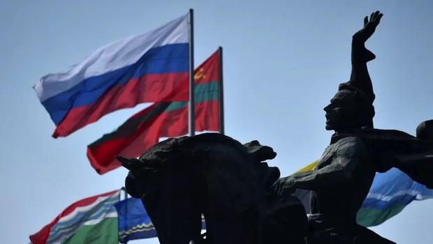 Bandeiras da Rússia e da Transnístria lado a lado em Tiraspol, capital da Transnístria (Foto: AFP via BBC)