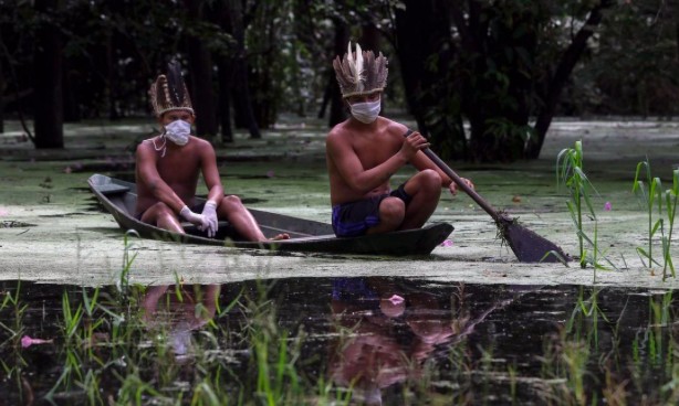 Indígenas usam máscara na comunidade Sahu-Ape, a 80 km de Manaus