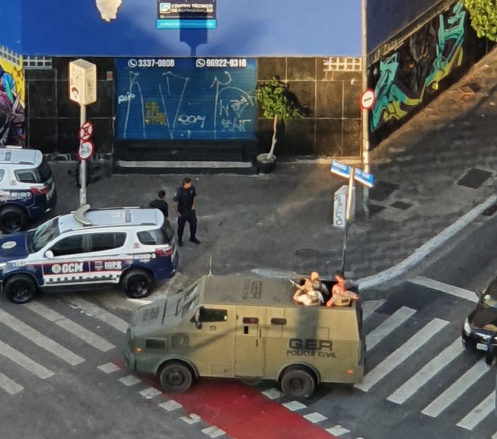 Viatura e veículo blindado durante ação da polícia na Cracolândia, no Centro de SP — Foto: Arquivo pessoal