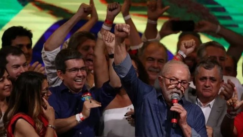 Lula e aliados em discurso após a vitória. — Foto: Reuters via BBC