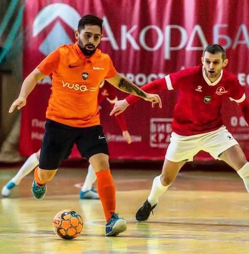 Matheus Ramires, de camisa laranja, quando jogava em Kiev. Ele voltou ao Brasil no voo da FAB em março de 2022. — Foto: Arquivo Pessoal