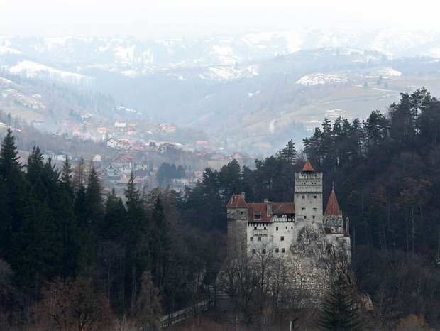 BRAN, ROMANIA - MARCH 10:  Bran Castle, famous as "Dracula's Castle," stands among Transylvanian mountains on March 10, 2013 in Bran, Romania. Bran Castle's reputation as the supposed home to Dracula corresponds little with Bram Stoker's novel, nor did Vl (Foto: Getty Images)