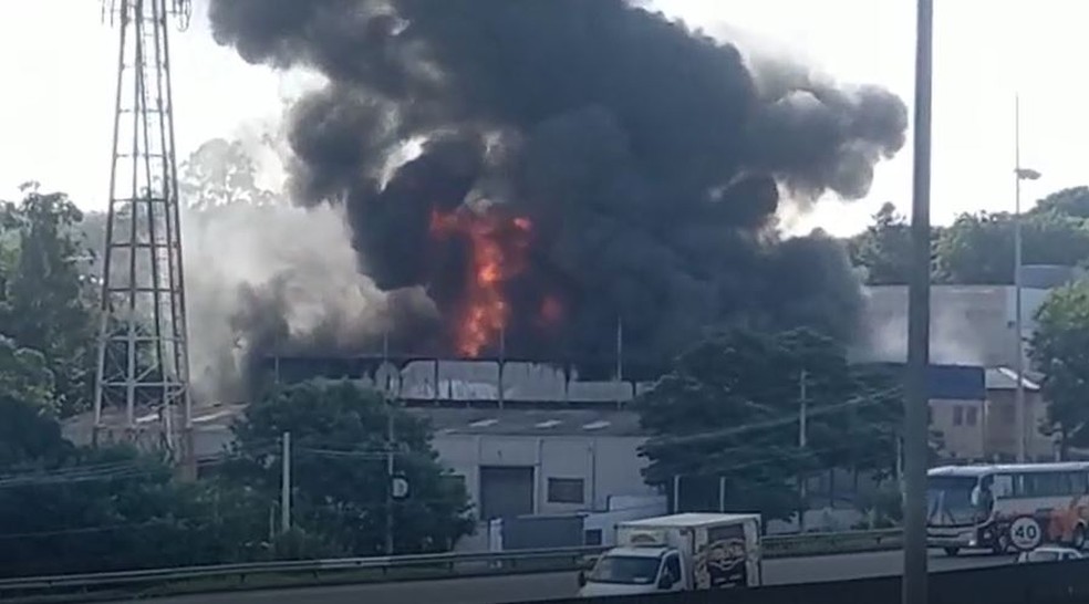 Indústria química de Valinhos é atingida por incêndio — Foto: Antônio Guimarães Xavier 