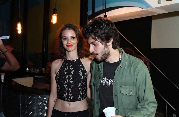 Firmes e fortes! Depois de um tempo separados, Laura Neiva e Chay Suede ...