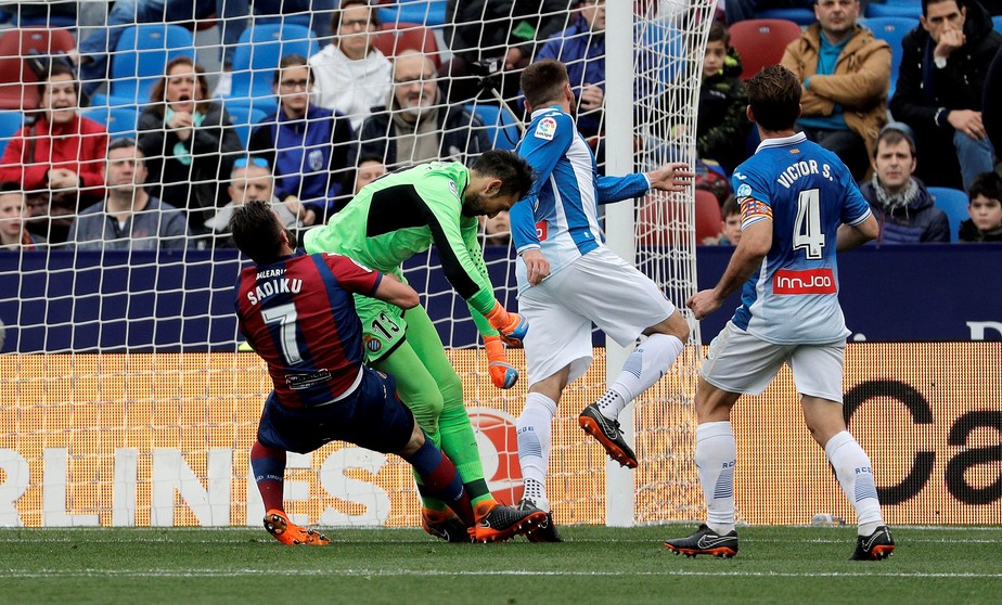 Ex-goleiro do Real fica inconsciente após choque com atacante em jogo do Espanhol