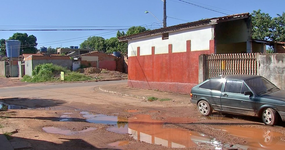gua tratada  desperdiada em Cuiab  Foto: TVCA/Reproduo