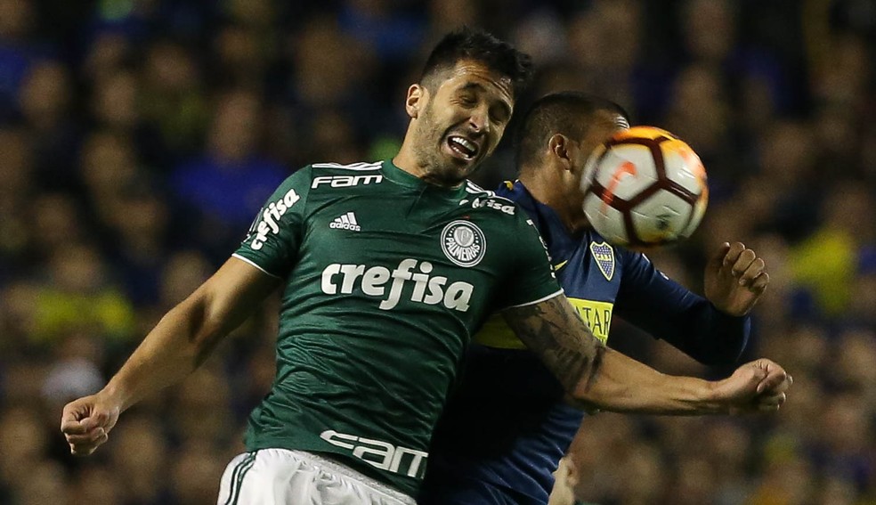 Luan, do Palmeiras, disputa bola pelo alto na Bombonera — Foto: Cesar Greco/Agência Palmeiras