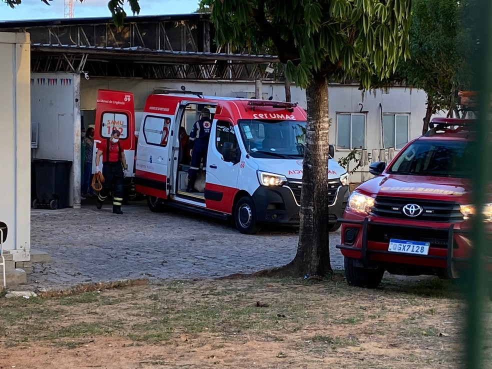 Paciente obeso esperou quase três horas em maca improvisada dentro de ambulância, até ser atendido em UPA de Natal. — Foto: Gustavo Brendo/Inter TV Cabugi