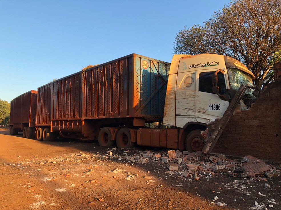 Carreta colidiu contra o muro de uma residência em Ibirarema (SP) — Foto: Cristiano Orlandini/Arquivo Pessoal