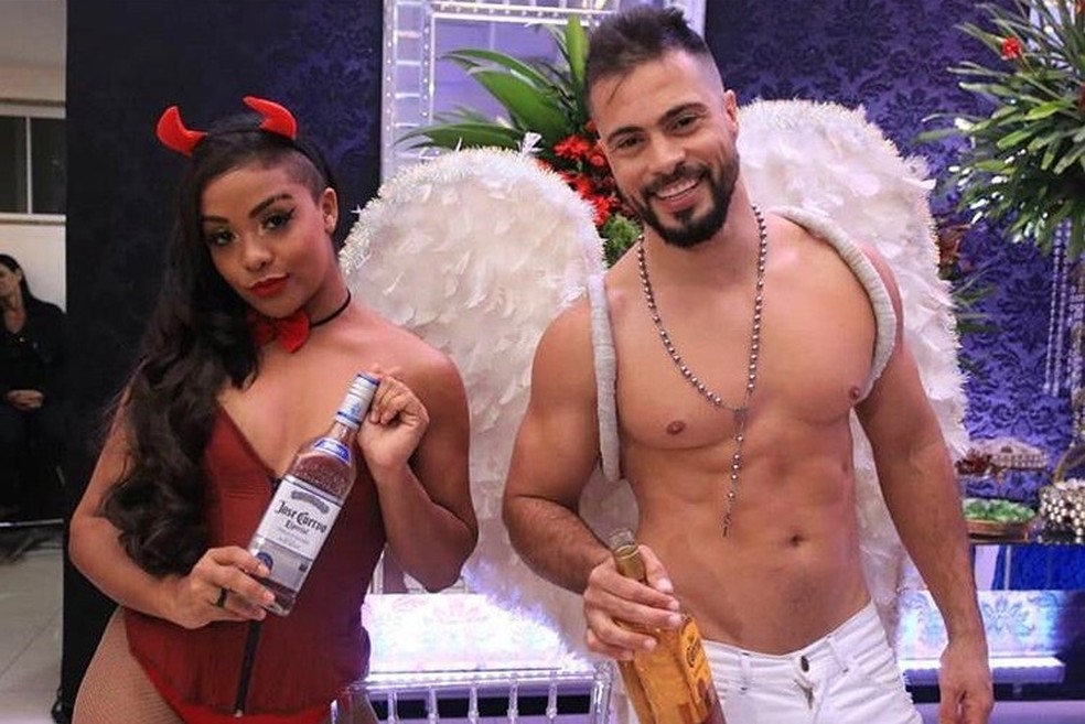 Modelos serviam tequila
 para participantes da festa em Nova Iguaçu — Foto: 
Reprodução/Instagram