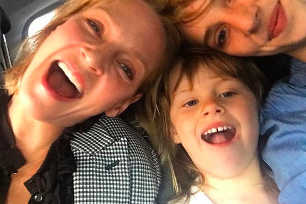 A atriz Uma Thurman com a filha caçula e a filha atriz Maya Hawke  (Foto: Instagram)