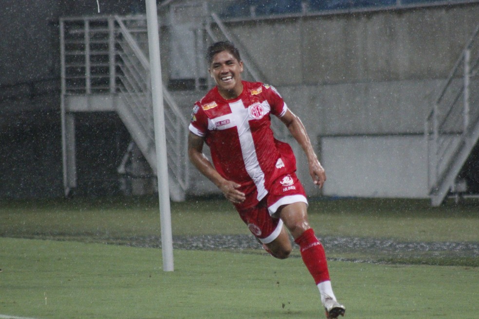 "Vai pa onde?" Elias se livra da "marca&ccedil;&atilde;o" dos companheiros e corre para t&uacute;nel da Arena das Dunas &mdash; Foto: Canind&eacute; Pereira/Am&eacute;rica FC