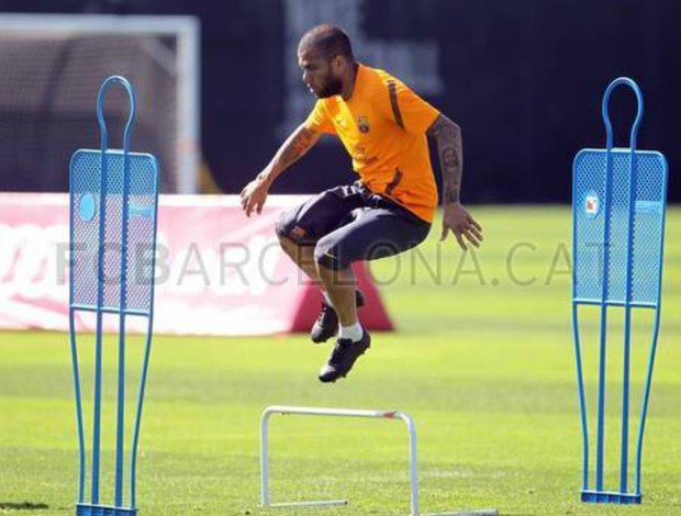 Daniel Alves em treino do Barcelona (Foto: Reprodução / Site Oficial do Barcelona)