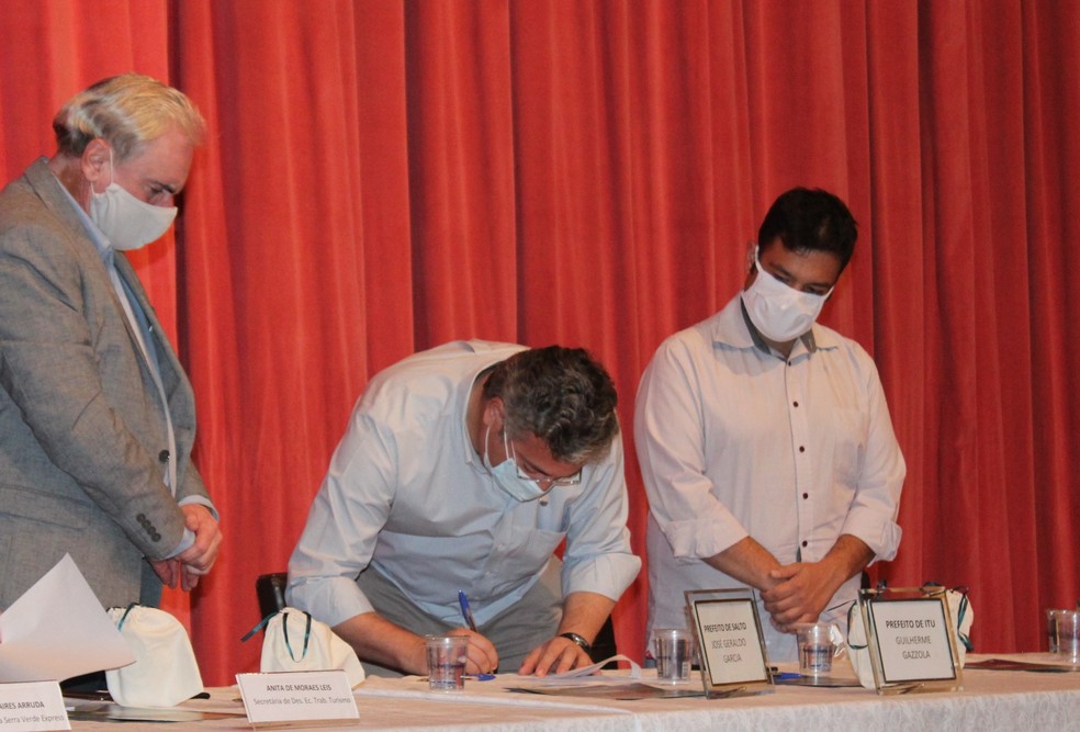 Prefeitos assinam contrato com empresa que ir&aacute; operar o Trem Republicano &mdash; Foto: Divulga&ccedil;&atilde;o/Prefeitura de Itu